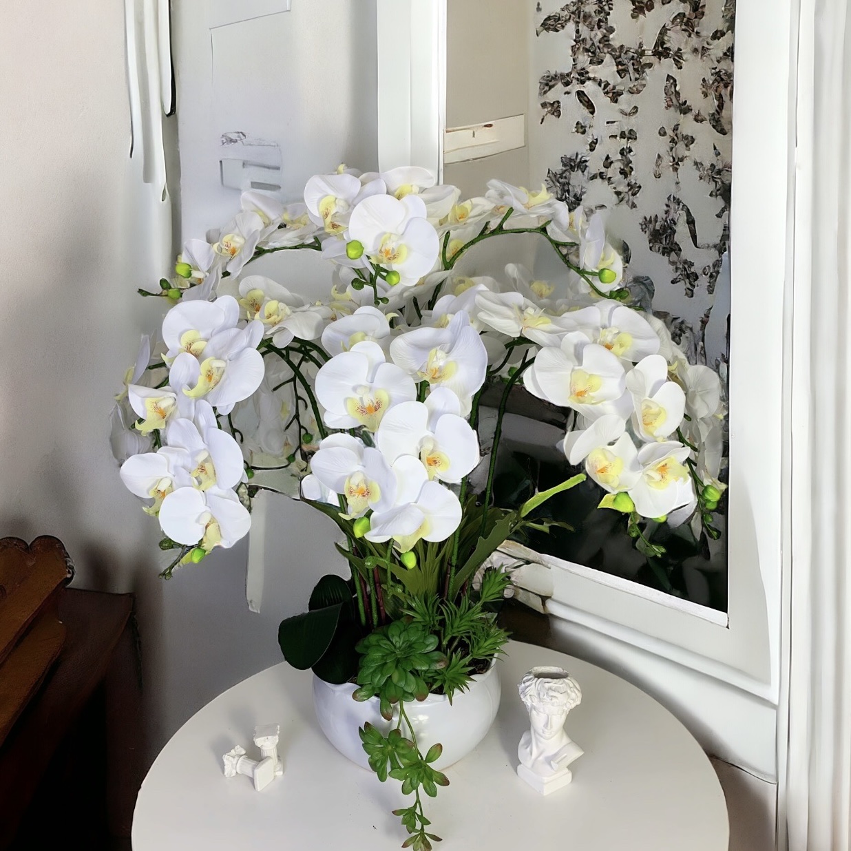 Chậu Hoa Hồ Điệp Màu Trắng 5 Cành Chậu Sứ LHD-MT-5-CS-02 lan ho diep trang so huu ve dep thanh lich va phong thuy tot lanh cho gia chu